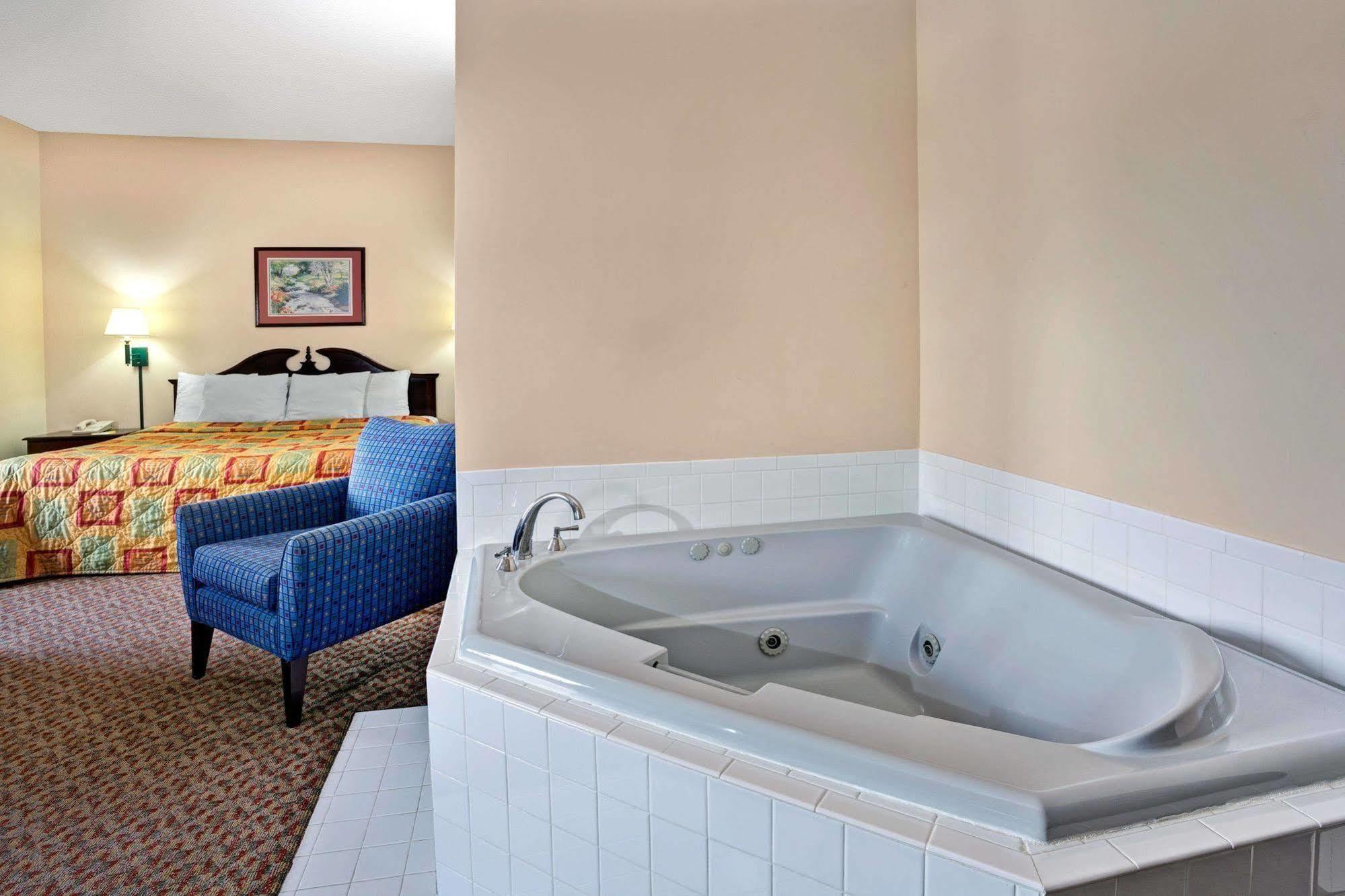 Days Inn - Чапел Хилл Экстерьер фото