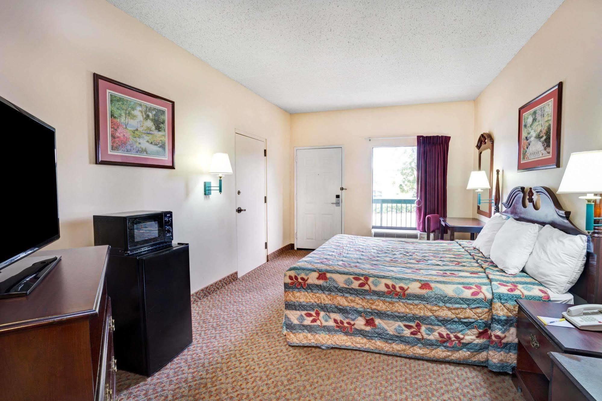 Days Inn - Чапел Хилл Экстерьер фото