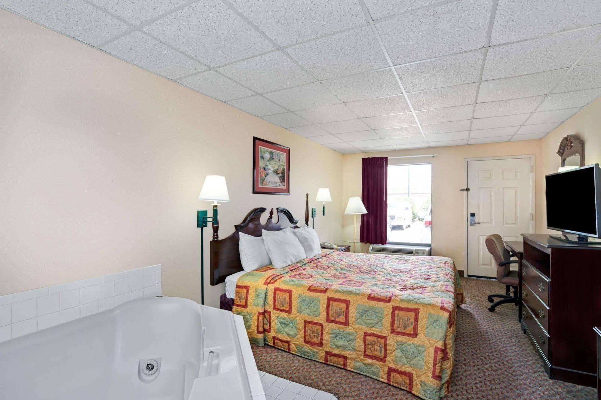 Days Inn - Чапел Хилл Экстерьер фото